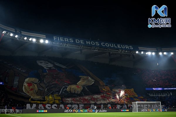 世界杯FIFA体育新闻：巴塞罗那队对王子公园球场的一条横幅感到不满。/ David Ramos/UEFA/Getty Images
