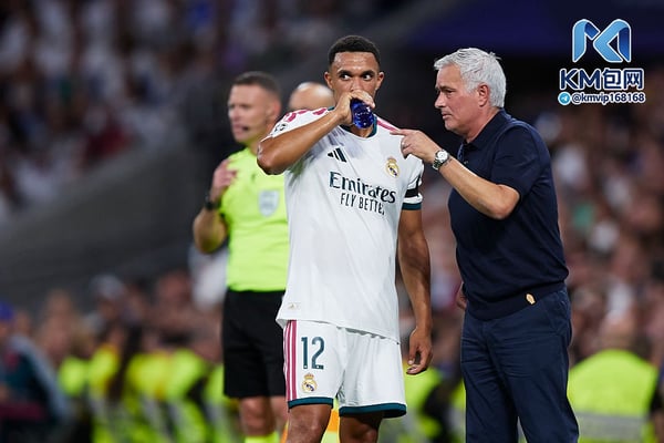 世界杯FIFA体育新闻：特伦特·亚历山大-阿诺德（左）并不受何塞·穆里尼奥的赏识。/ Alvaro Medranda/Quality Sport Images/Getty Images