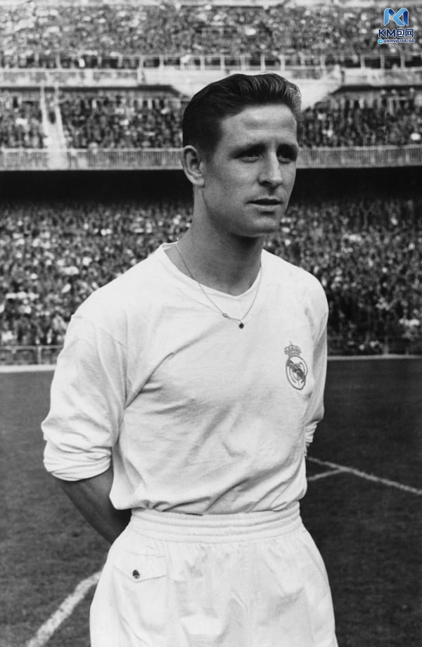 世界杯FIFA体育新闻:雷蒙德·科帕 (Raymond Kopa) 于 1958 年获胜。/Gamma-Keystone/Getty Images