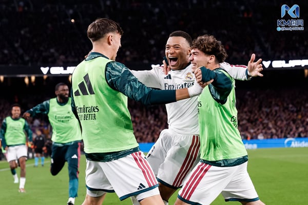 世界杯FIFA体育新闻:姆巴佩(中)梅开二度,带领皇家马德里在国家德比中取得胜利。/ Javier Borrego/Europa Press/Getty Images