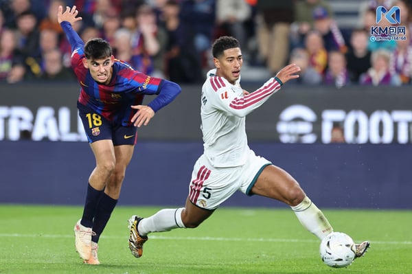 世界杯FIFA体育新闻:杰拉德·马丁(左)周日的表现显得力不从心。/ Josep Lago/AFP/Getty Images