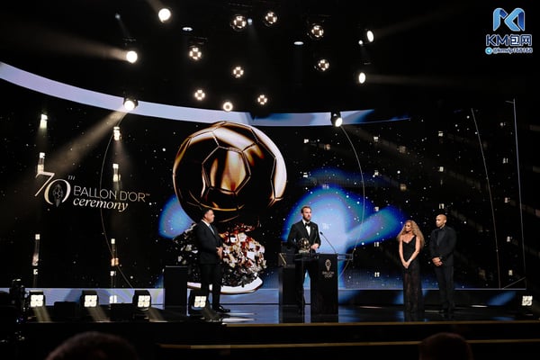 世界杯FIFA体育新闻:哈里·凯恩捧起了2026年金球奖。/ Jeff Spicer - UEFA/Getty Images