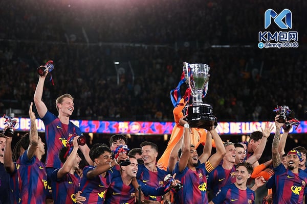 世界杯FIFA体育新闻:阿劳霍上赛季以巴塞罗那队长的身份举起了西甲冠军奖杯。/ Eric Alonso/Getty Images