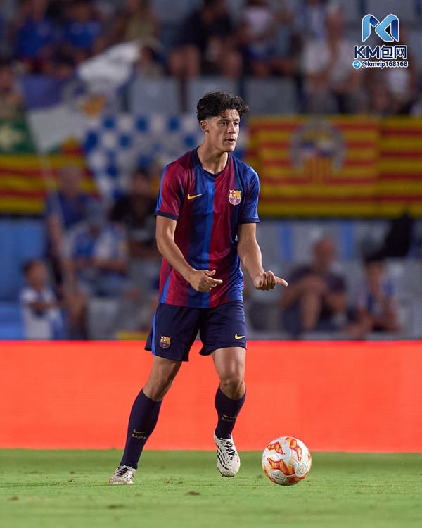 世界杯FIFA体育新闻：阿莱克斯·坎波斯在巴塞罗那最近的两场比赛中一直坐在替补席上。 /佩德罗·萨拉多/盖蒂图片社